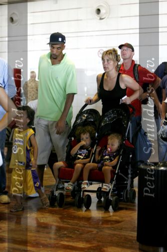 Barcelona 30 juli 2006
Anouk zangeres met haar man Remon Stotijn (postman) en Benjahmin Elijah enPhoenix op vlieveld Barcelona.