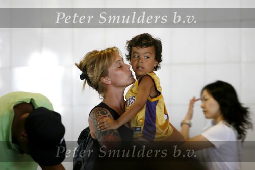 Barcelona 30 juli 2006
Anouk zangeres met haar man Remon Stotijn (postman) en Benjahmin Elijah enPhoenix op vlieveld Barcelona.