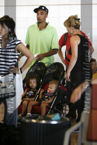 Barcelona 30 juli 2006
Zangeres Anouk met haar man Remon Stotijn (postman) en Benjahmin Elijah enPhoenix op vlieveld Barcelona.
Peter Smulders bv