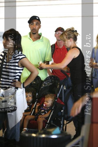Barcelona 30 juli 2006
Anouk zangeres met haar man Remon Stotijn (postman) en Benjahmin Elijah enPhoenix op vlieveld Barcelona.