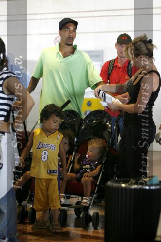Barcelona 30 juli 2006
Anouk zangeres met haar man Remon Stotijn (postman) en Benjahmin Elijah enPhoenix op vlieveld Barcelona.