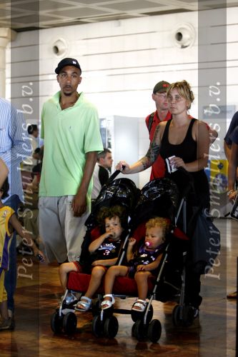 Barcelona 30 juli 2006
Zangeres Anouk met haar man Remon Stotijn (postman) en Benjahmin Elijah en Phoenix op vlieveld Barcelona.