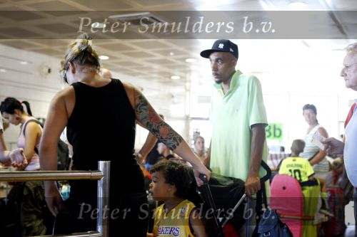 Barcelona 30 juli 2006
Anouk zangeres met haar man Remon Stotijn (postman) en Benjahmin Elijah enPhoenix op vlieveld Barcelona.