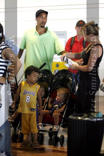 Barcelona 30 juli 2006
Anouk zangeres met haar man Remon Stotijn (postman) en Benjahmin Elijah enPhoenix op vlieveld Barcelona.