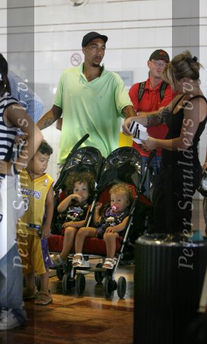 Barcelona 30 juli 2006
Anouk zangeres met haar man Remon Stotijn (postman) en Benjahmin Elijah enPhoenix op vlieveld Barcelona.