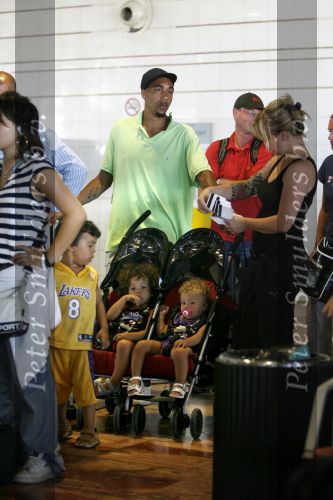 Barcelona 30 juli 2006
Anouk zangeres met haar man Remon Stotijn (postman) en Benjahmin Elijah enPhoenix op vlieveld Barcelona.