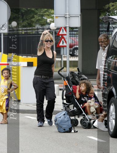 Schiphol 30 juli 2006
Anouk zangeres komt terug van vakantie en steekt haar middel vinger op.