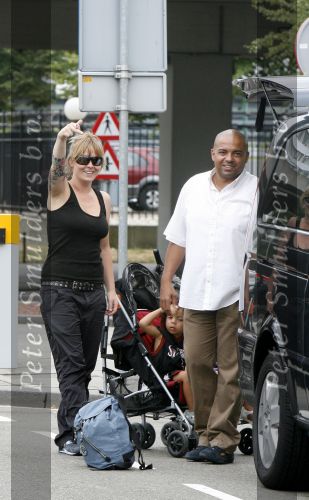 Schiphol 30 juli 2006
Anouk zangeres komt terug van vakantie en steekt haar middel vinger op.