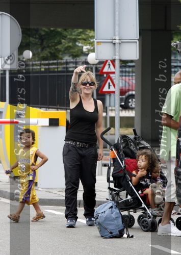 Schiphol 30 juli 2006
Anouk zangeres komt terug van vakantie en steekt haar middel vinger op.
