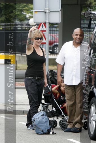 Barcelona 30 juli 2006
Anouk zangeres met haar man Remon Stotijn (postman) en Benjahmin Elijah enPhoenix op vlieveld Barcelona.