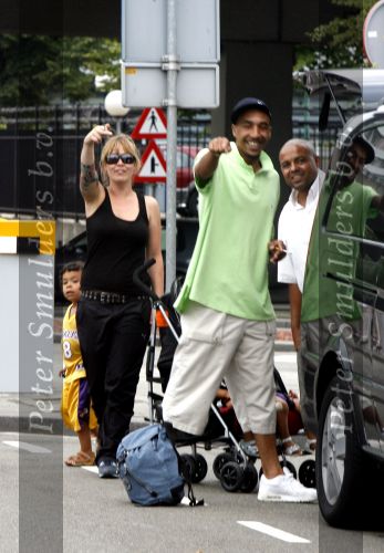 Schiphol 30 juli 2006
Barcelona 30 juli 2006
Anouk zangeres met haar man Remon Stotijn (postman) en Benjahmin Elijah enPhoenix op vlieveld Barcelona.
