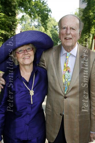 Breukelen 7 juni 2006
Haringparty op Neijenrode.
Ary haspels met vrouw met hoed.
Peter Smulders bv
