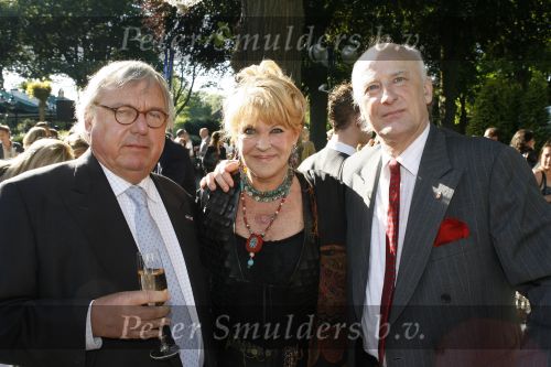 Wassenaar 6 juni 2006
Auberge de Kievit gekozen tot terras van het jaar door talkies.
Thoma s Lepeltak met Graaf Festetics de Tolna en Astrid Engels
Peter Smulders bv