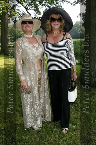Breukelen 7 juni 2006
Haringparty op Neijenrode.
Vivian Boelen met hoed en Astrid Engels
Peter Smulders bv