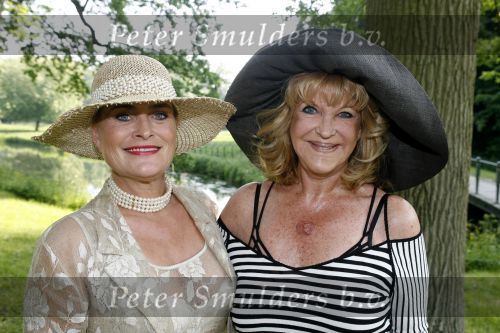 Breukelen 7 juni 2006
Haringparty op Neijenrode.
Vivian Boelen met hoed en Astrid Engels
Peter Smulders bv