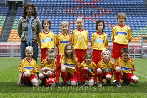 Amsterdam mei 2006
Barbara Brend met winnaars Mc Donalds. Zij gaan naar de wk voetbal in duitsland .Amsterdam arena. Stadion van ajax.
Peter Smulders bv