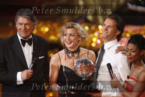 Hilversum 13 mei 2006
Finale Dancing with the stars.
Winnaars Barbara de Loor met danspartner Markus. Ron Brandsteder en Sylvana Simons
Peter Smulders bv
