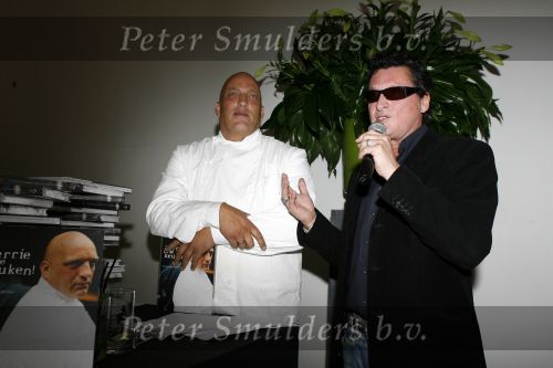 Ouderkerk aan  de Amstel 22 mei 2006
Boek presentatie Herman de Blijker. met sigaar
Herman met Barry hay