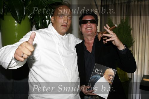 Ouderkerk aan  de Amstel 22 mei 2006
Boek presentatie Herman de Blijker. met sigaar
Herman met Barry hay