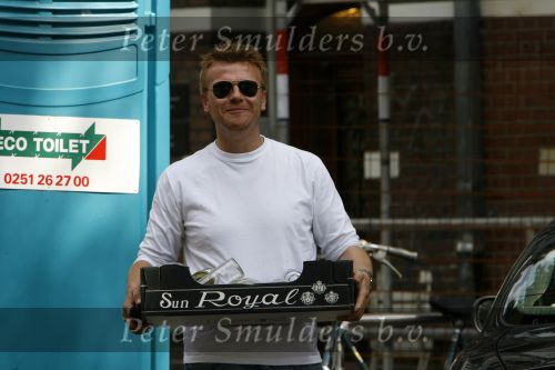 Amsterdam 5 augustus 2006
Bastiaan ragas met lege flessen bij zijn nieuwe huis
Peter Smulders bv