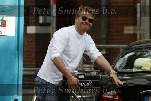 Amsterdam 5 augustus 2006
Bastiaan ragas met lege flessen bij zijn nieuwe huis
Peter Smulders bv