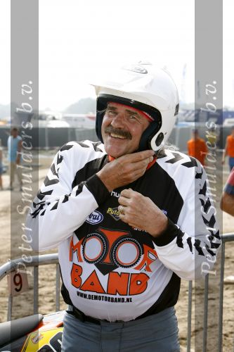 Lichtenvoorde 23 juli 2006
De zwarte cross met diverse BN ers.
Bennie Jolink op motor
