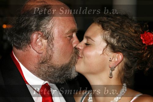 Amsterdam 15 juli 2006
Premiere Rembrandt in Carre.
Bert Simhoffer met zijn 23 jarige vriendin Yvette kussend