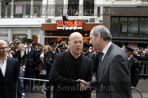 Amsterdam 26 juni 2006
Premiere over the edge in Tushinsky.
Bruce Willis met Job Cohen.
Peter Smulders bv
