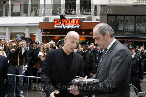 Amsterdam 26 juni 2006
Premiere over the edge in Tushinsky.
Bruce Willis met Job Cohen.
Peter Smulders bv
