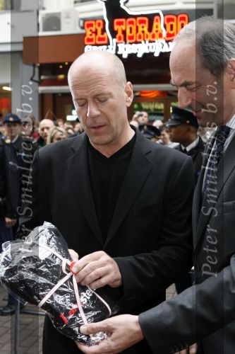 Amsterdam 26 juni 2006
Premiere over the edge in Tushinsky.
Bruce Willis met Job Cohen.
Peter Smulders bv