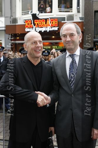 Amsterdam 26 juni 2006
Premiere over the edge in Tushinsky.
Bruce Willis met Job Cohen.
Peter Smulders bv