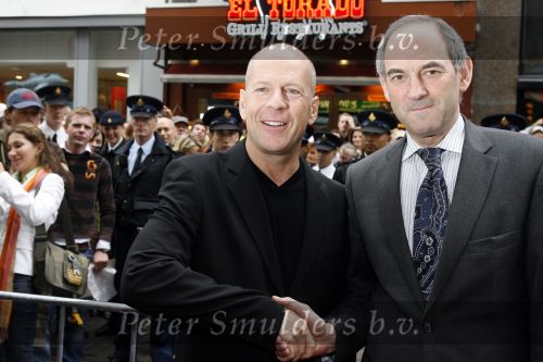 Amsterdam 26 juni 2006
Premiere over the edge in Tushinsky.
Bruce Willis met Job Cohen.
Peter Smulders bv