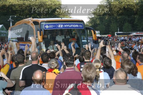 Frankfurt, 21 Juni 2006
Aankomst bus Nederlands elftal voor aanvang van de wedstrijd Nederland-Argentinie
WK Voetbal 2006          WK 2006