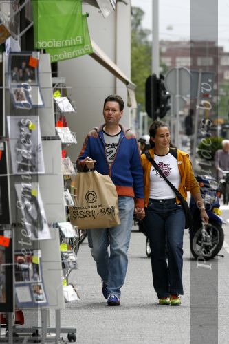 Amsterdam 22 juni 2006
Carel Kraaijenhof wandelend op de pc hooftstraat met zijn vrouw