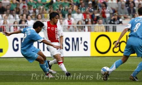 Amsterdam 13 augustus 2006
AJAX-PSV 3-1 om de Johan Cruyffschaal in de arena.
Rosales in duel met Carlos Salcido.
Peter Smulders bv