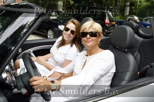 Wassenaar 19 juni 2006
Beau Monde rally met cabrio\'
Caroline Tensen met dochter Lotte in mini cooper cabrio
Peter Smulders bv