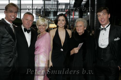 Rotterdam 16 april 2005
Luciano Pavarotti in Ahoy.
Harrie Mens met Suze en Marloes en eigenaars van Hotels van Oranje, rechts Charles de Boer en geheel links zijn partner Bra Mol
Peter Smulders bv