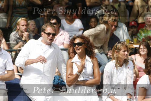 Amsterdam 5 augustus 2006
Gay parade in amsterdam.
Chimene v Oosterhout met vriend Mario v Lemmen
Peter Smulders bv