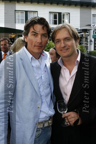 Wassenaar 6 juni 2006
Auberge de Kievit gekozen tot terras van het jaar door talkies.
Chris Looman en Bart ettekoven
Peter Smulders bv