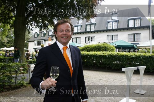 Wassenaar 6 juni 2006
Auberge de Kievit gekozen tot terras van het jaar door talkies.
Chris Luken  
Peter Smulders bv