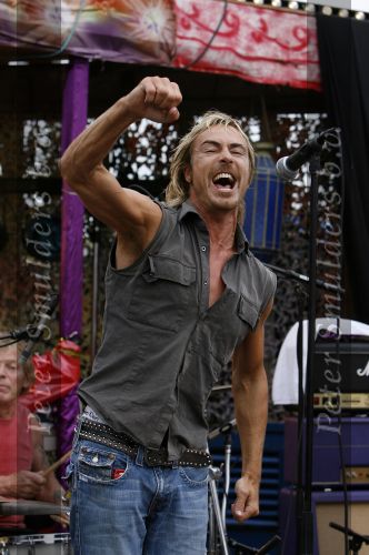 Bloemendaag 22 juli 2006
Optreden Hudson 5 met als zanger Chris Zegers bij Woodstock.
Chris treedt op voor het goede doel Save the Monkeys