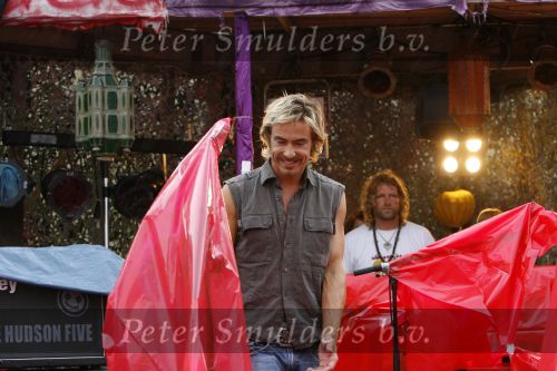Bloemendaag 22 juli 2006
Optreden Hudson 5 met als zanger Chris Zegers bij Woodstock.
Chris treedt op voor het goede doel Save the Monkeys
