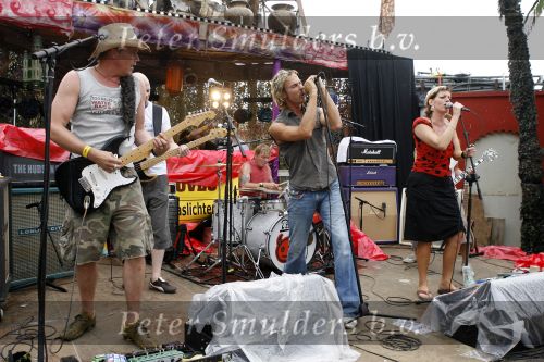 Bloemendaag 22 juli 2006
Optreden Hudson 5 met als zanger Chris Zegers bij Woodstock.
Chris treedt op voor het goede doel Save the Monkeys