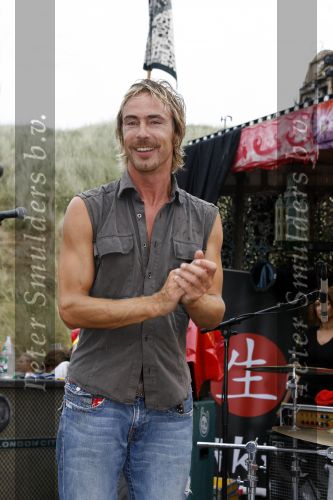 Bloemendaag 22 juli 2006
Optreden Hudson 5 met als zanger Chris Zegers bij Woodstock.
Chris treedt op voor het goede doel Save the Monkeys