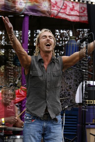 Bloemendaag 22 juli 2006
Optreden Hudson 5 met als zanger Chris Zegers bij Woodstock.
Chris treedt op voor het goede doel Save the Monkeys