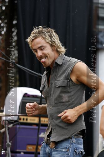Bloemendaag 22 juli 2006
Optreden Hudson 5 met als zanger Chris Zegers bij Woodstock.
Chris treedt op voor het goede doel Save the Monkeys