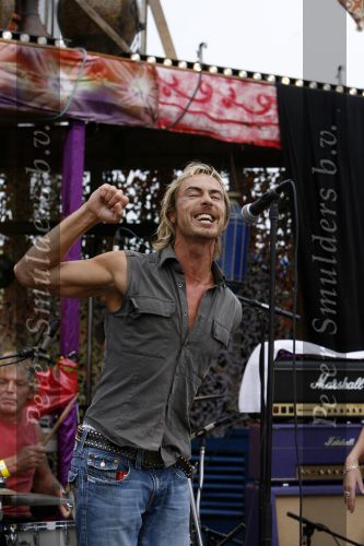 Bloemendaag 22 juli 2006
Optreden Hudson 5 met als zanger Chris Zegers bij Woodstock.
Chris treedt op voor het goede doel Save the Monkeys