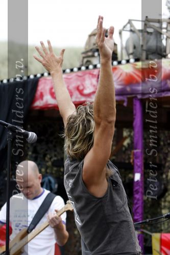 Bloemendaag 22 juli 2006
Optreden Hudson 5 met als zanger Chris Zegers bij Woodstock.
Chris treedt op voor het goede doel Save the Monkeys