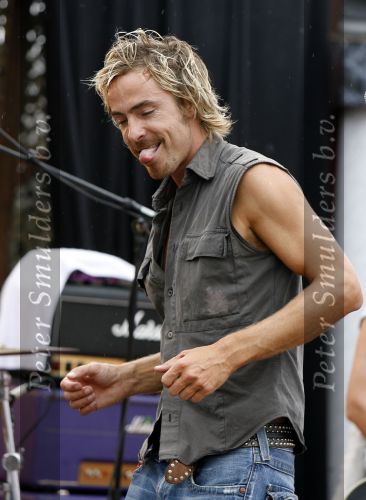 Bloemendaag 22 juli 2006
Optreden Hudson 5 met als zanger Chris Zegers bij Woodstock.
Chris treedt op voor het goede doel Save the Monkeys