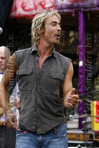 Bloemendaag 22 juli 2006
Optreden Hudson 5 met als zanger Chris Zegers bij Woodstock.
Chris treedt op voor het goede doel Save the Monkeys